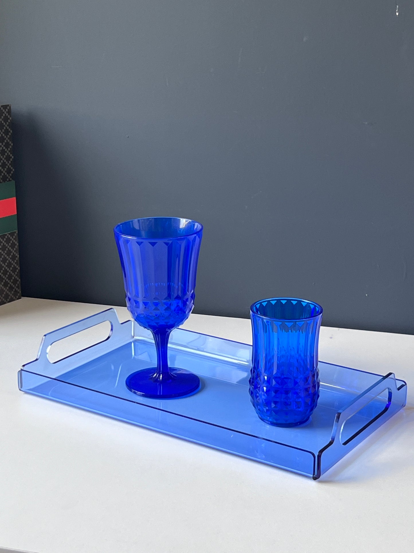 Özel Tasarım Renkli Pleksi Tepsi – Şeffaf ve Neon Renkler